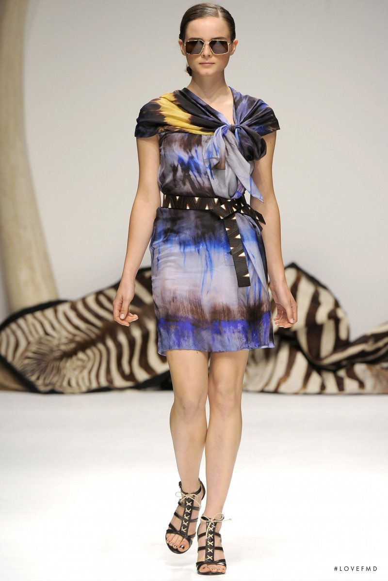 Anna de Rijk featured in  the Kinder Aggugini fashion show for Spring/Summer 2011