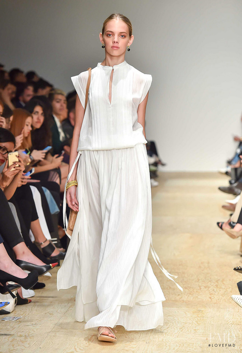 Mariana Zaragoza featured in  the Yakampot fashion show for Spring/Summer 2016