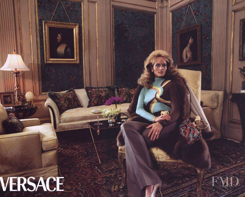 Amber Valletta featured in  the Versace advertisement for Autumn/Winter 2000