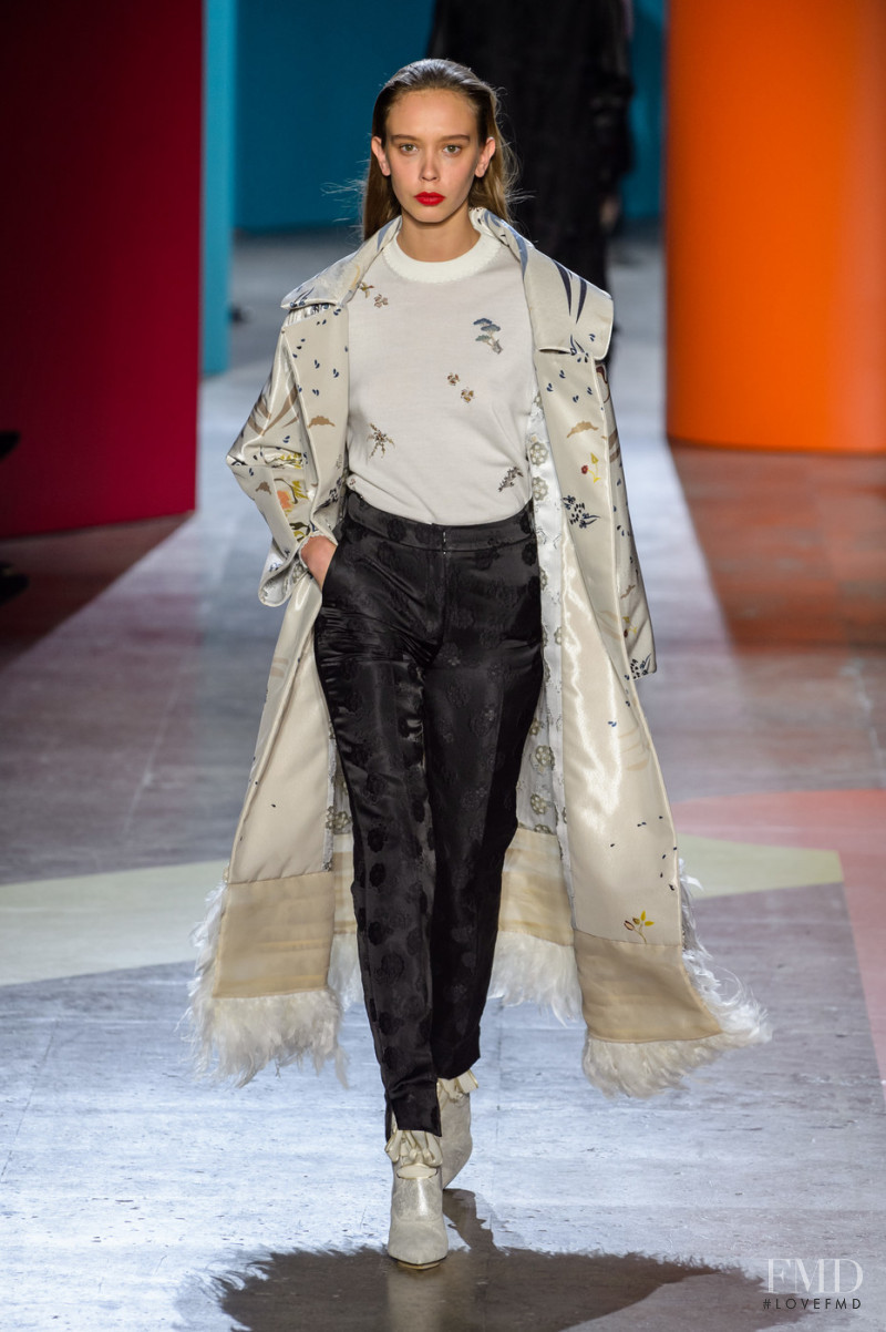 Moira Berntz featured in  the Shiatzy Chen fashion show for Autumn/Winter 2018