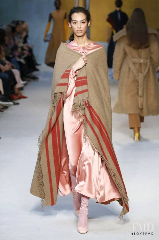 Gwen Piqué featured in  the Roksanda Ilincic fashion show for Autumn/Winter 2018
