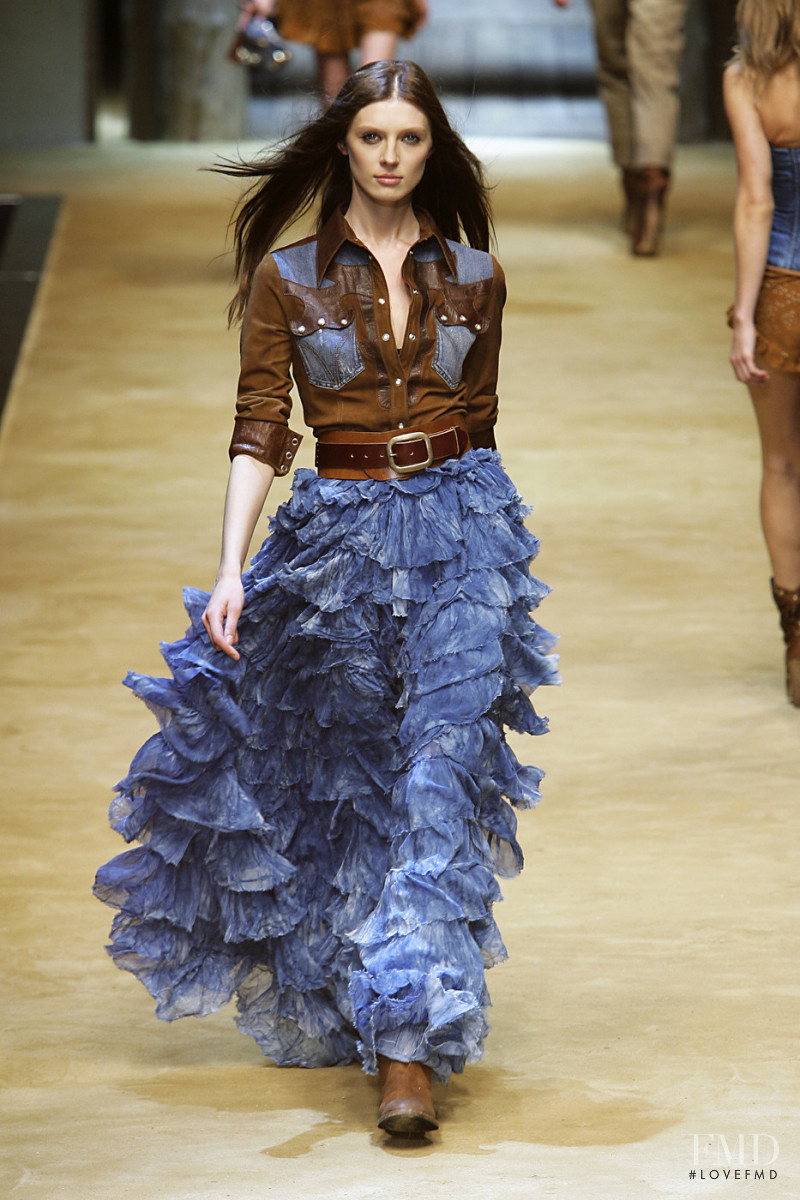 Olga Sherer featured in  the D&G fashion show for Spring/Summer 2010