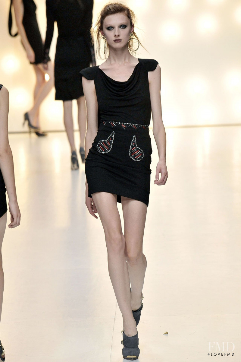Olga Sherer featured in  the Topshop fashion show for Spring/Summer 2009