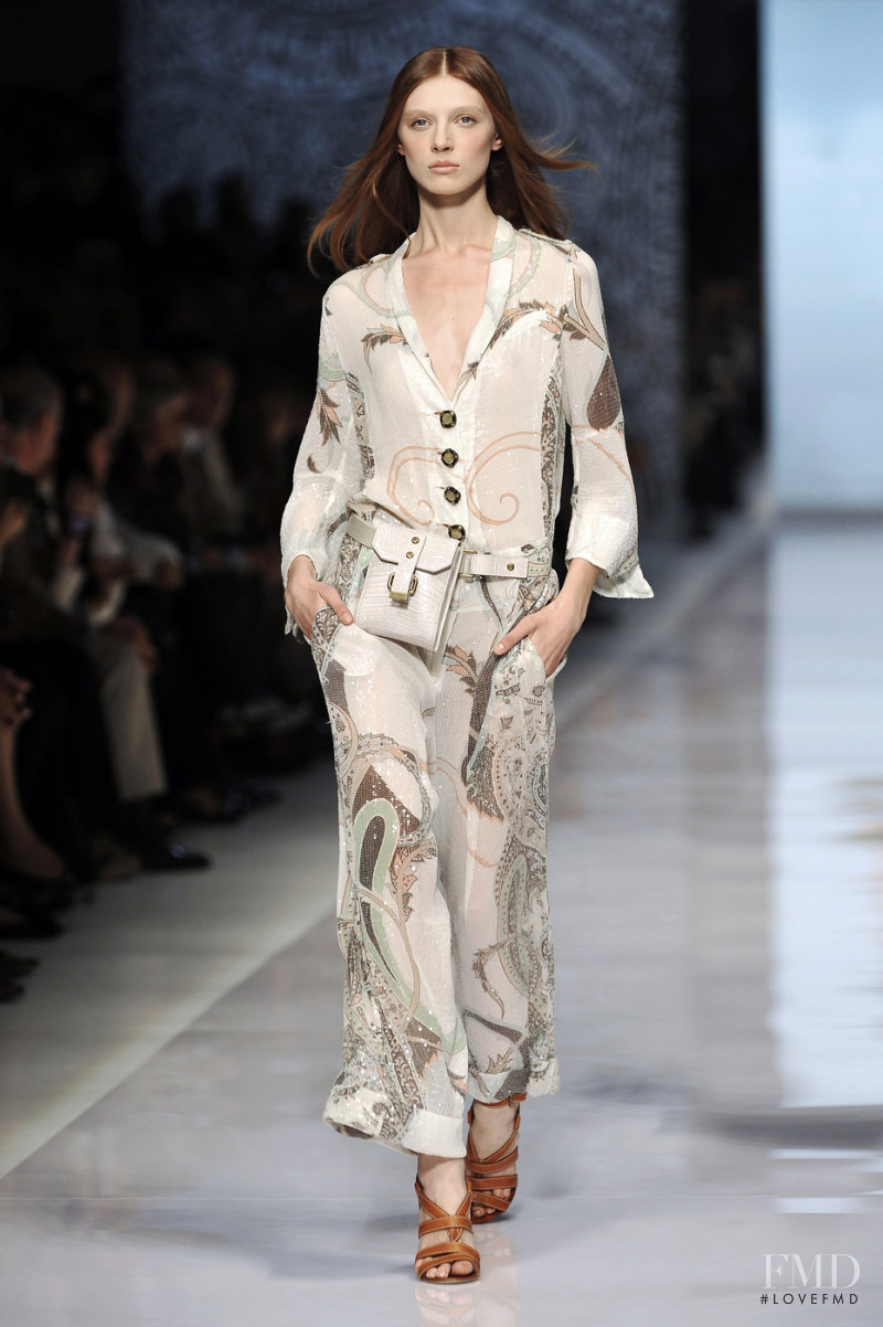 Olga Sherer featured in  the Etro fashion show for Spring/Summer 2009