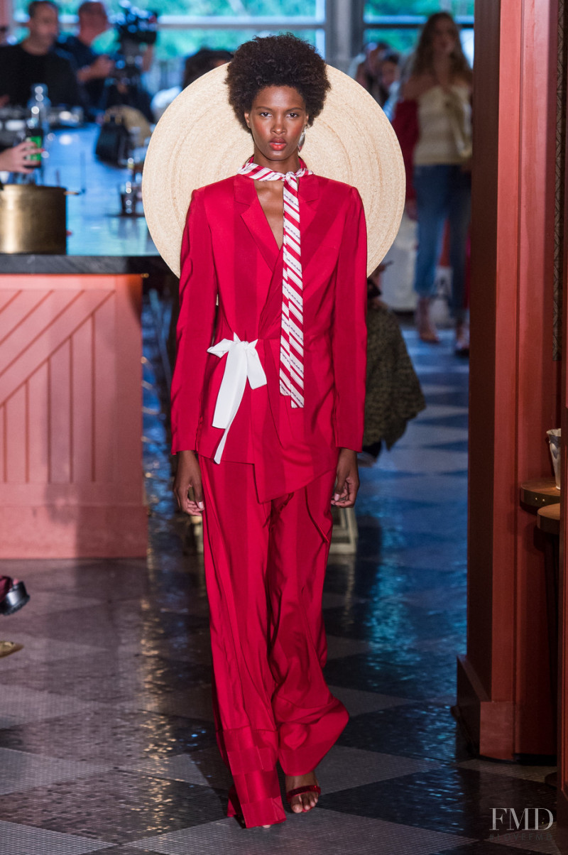Thaina Oliveira da Silva featured in  the Hellessy fashion show for Spring/Summer 2019