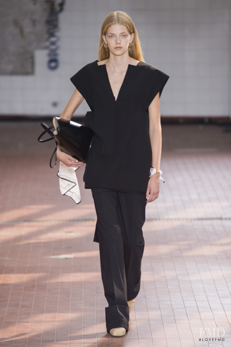 Eliza Kallmann featured in  the Jil Sander fashion show for Spring/Summer 2019