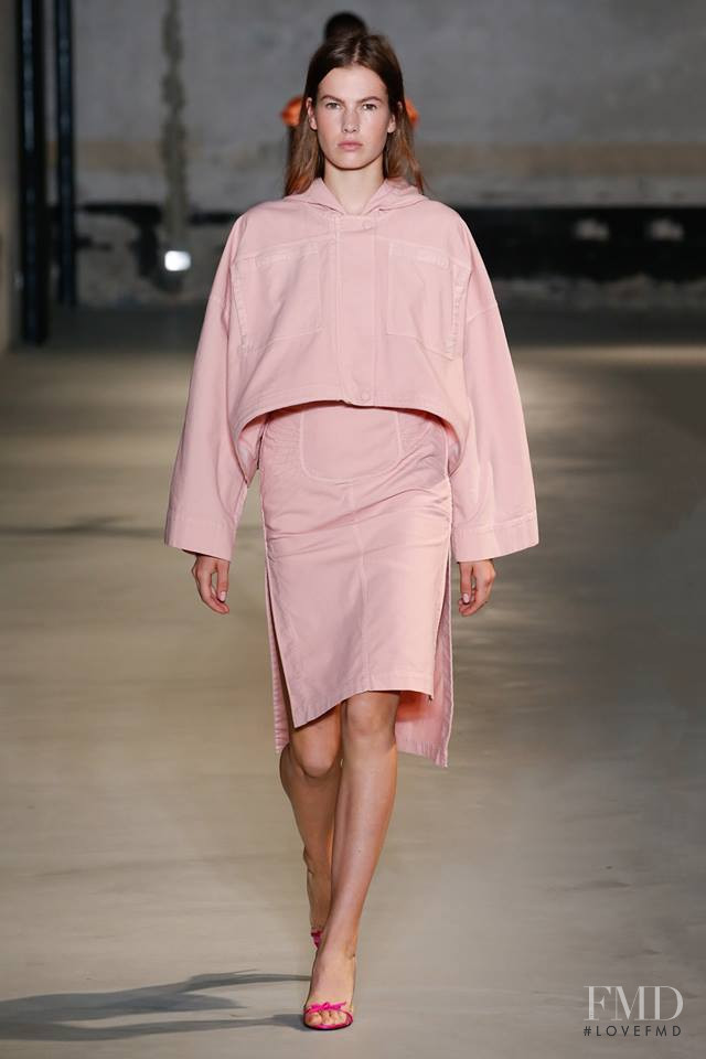 Roos Van Elk featured in  the N° 21 fashion show for Spring/Summer 2019