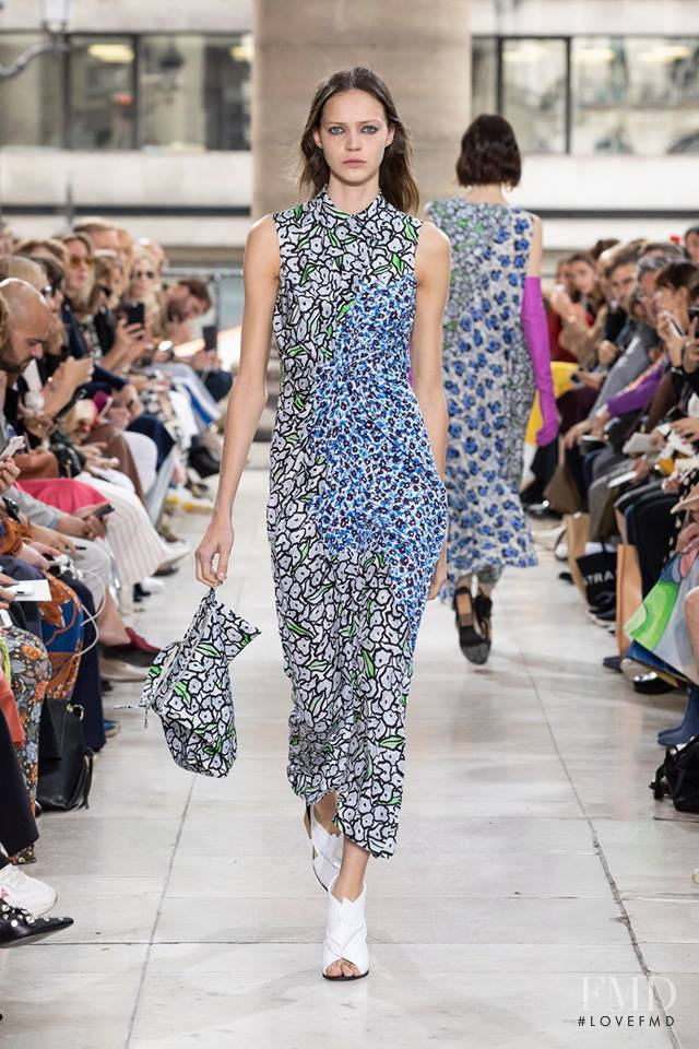 Anniek Verfaille featured in  the Christian Wijnants fashion show for Spring/Summer 2019