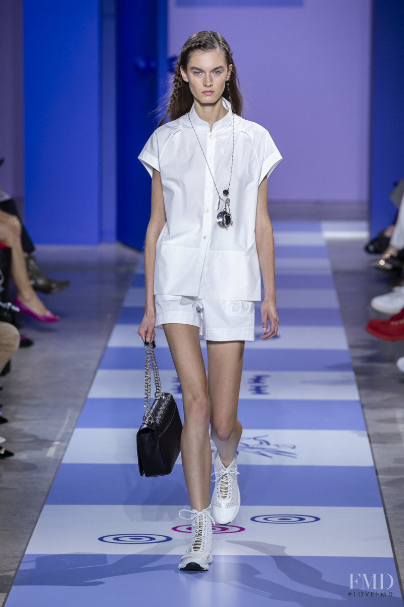 Hannah Claverie featured in  the Shiatzy Chen fashion show for Spring/Summer 2019