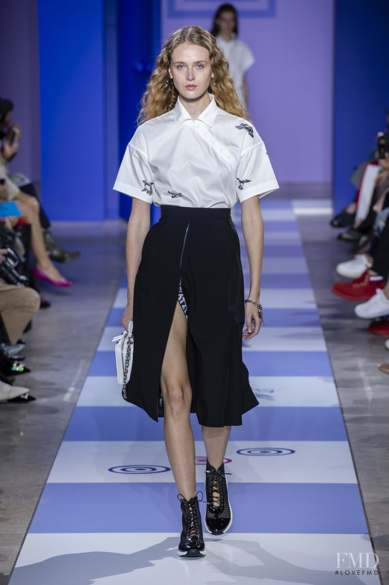 Alexandra Belova featured in  the Shiatzy Chen fashion show for Spring/Summer 2019