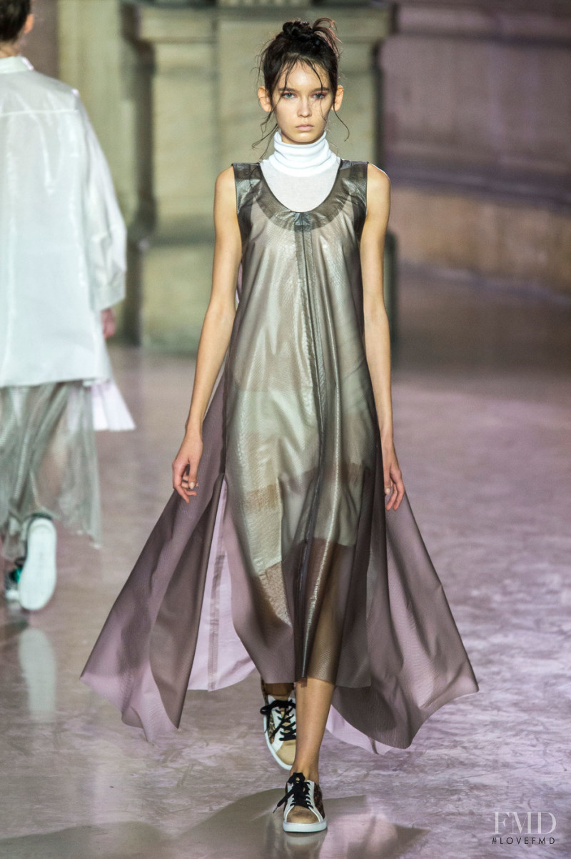 Polina Lomzheva featured in  the Moon Young Hee fashion show for Spring/Summer 2019