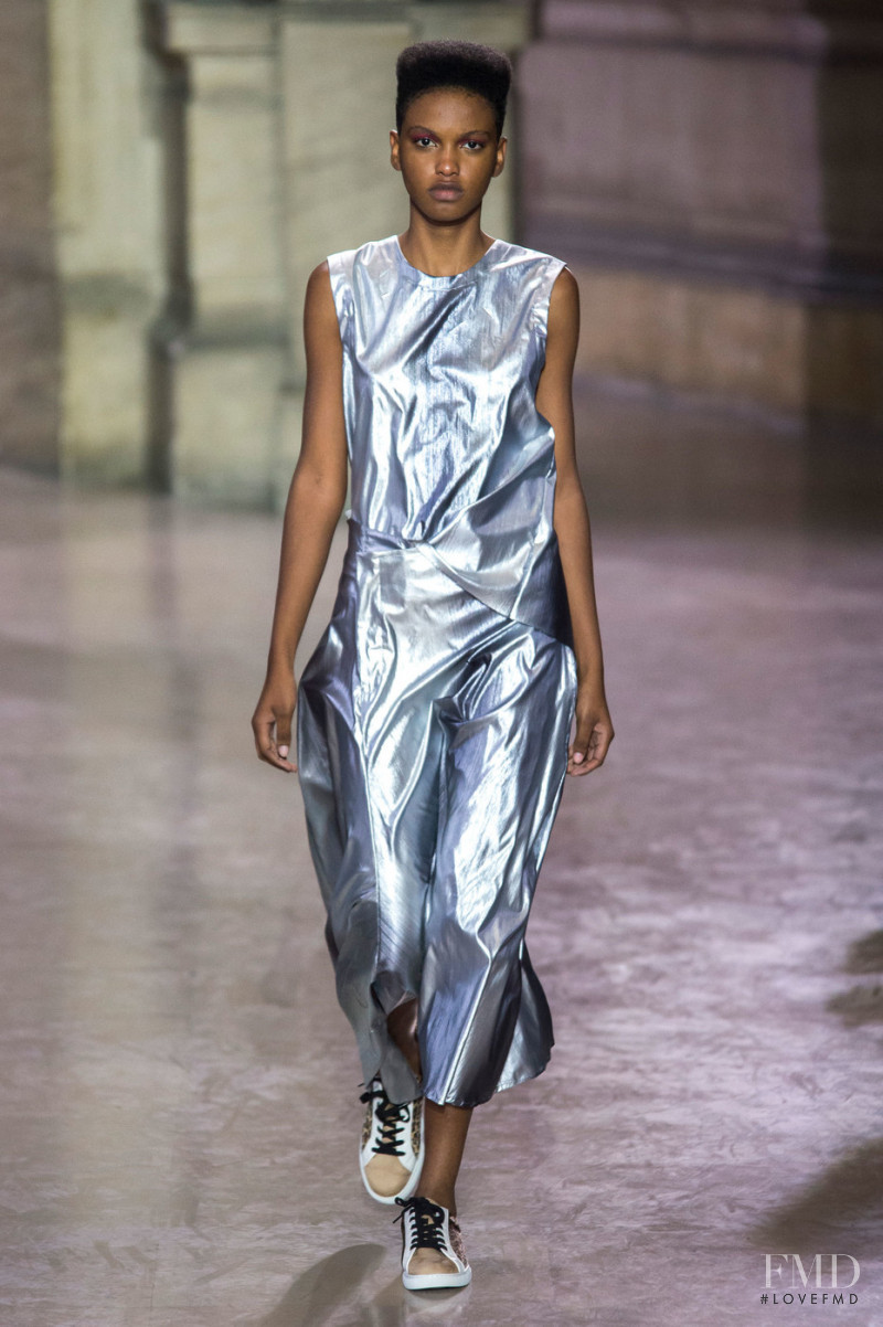 Ana Barbosa featured in  the Moon Young Hee fashion show for Spring/Summer 2019