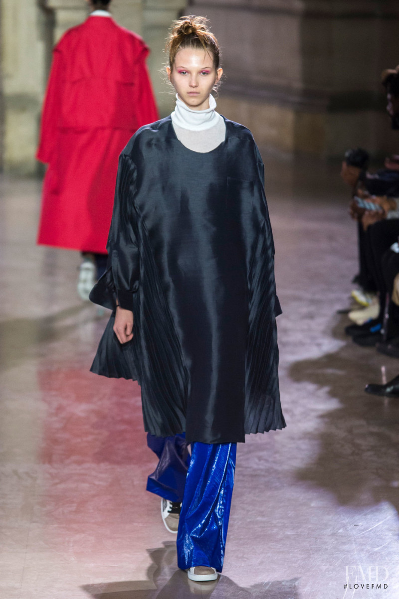 Yana Grinkova featured in  the Moon Young Hee fashion show for Spring/Summer 2019