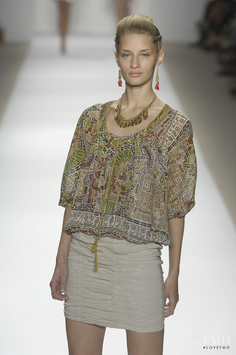 Linda Vojtova featured in  the Nicole Miller fashion show for Spring/Summer 2007