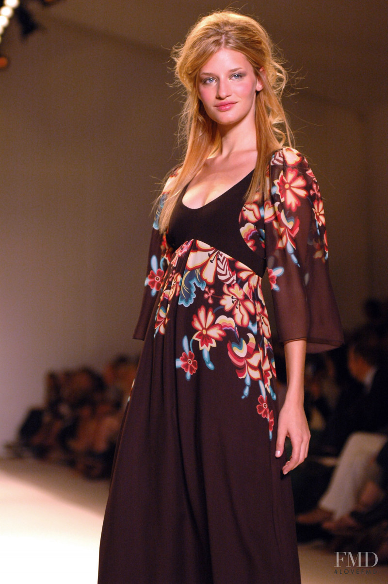 Linda Vojtova featured in  the Temperley London fashion show for Spring/Summer 2006