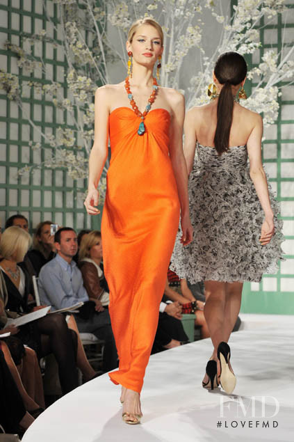 Linda Vojtova featured in  the Oscar de la Renta fashion show for Cruise 2009