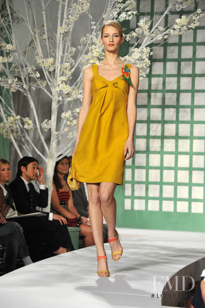 Linda Vojtova featured in  the Oscar de la Renta fashion show for Cruise 2009