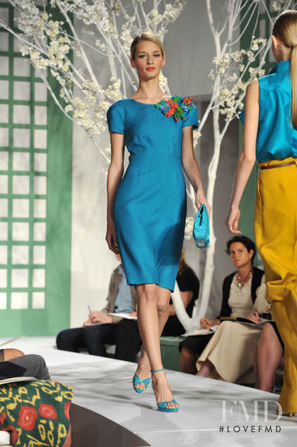 Linda Vojtova featured in  the Oscar de la Renta fashion show for Cruise 2009