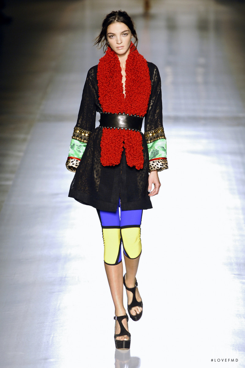 Mariacarla Boscono featured in  the Etro fashion show for Spring/Summer 2008