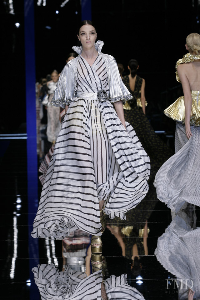 Mariacarla Boscono featured in  the D&G fashion show for Spring/Summer 2009