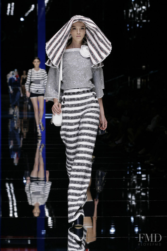 Mariacarla Boscono featured in  the D&G fashion show for Spring/Summer 2009