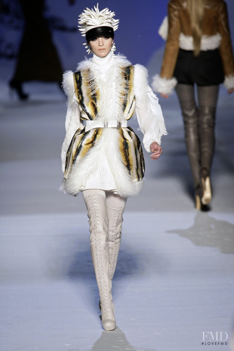 Mariacarla Boscono featured in  the Etro fashion show for Autumn/Winter 2008