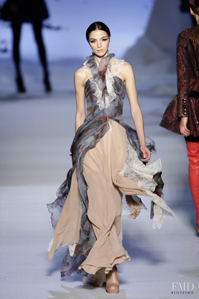 Mariacarla Boscono featured in  the Etro fashion show for Autumn/Winter 2008