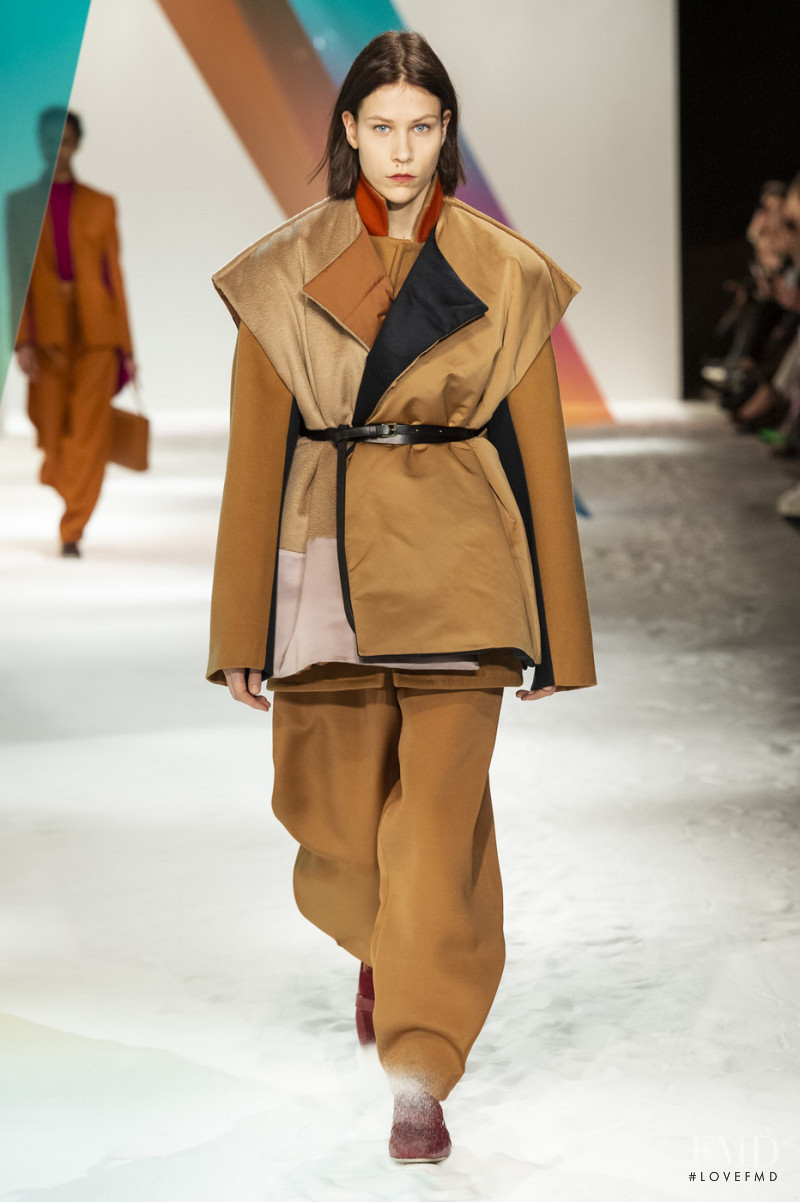 Laurien Van Der Holst featured in  the Roksanda Ilincic fashion show for Autumn/Winter 2019