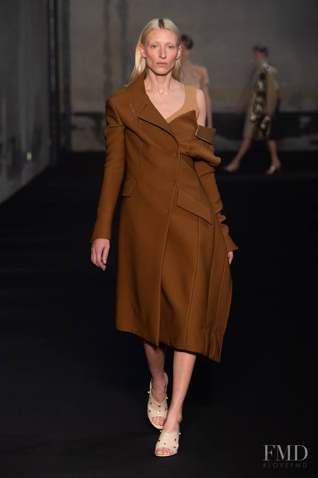 Maggie Maurer featured in  the N° 21 fashion show for Autumn/Winter 2019