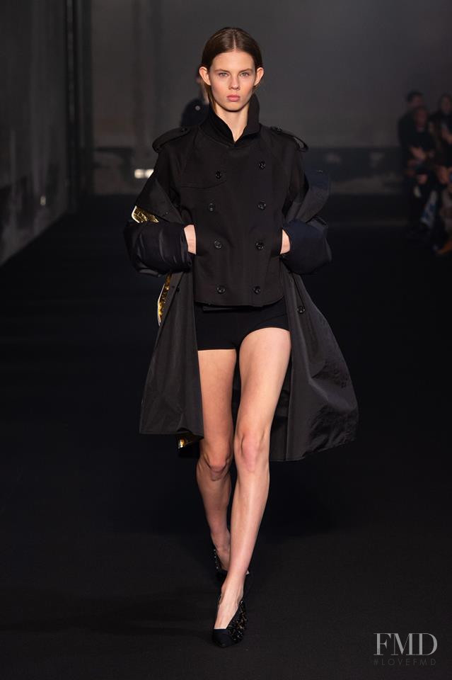Julia Merkelbach featured in  the N° 21 fashion show for Autumn/Winter 2019