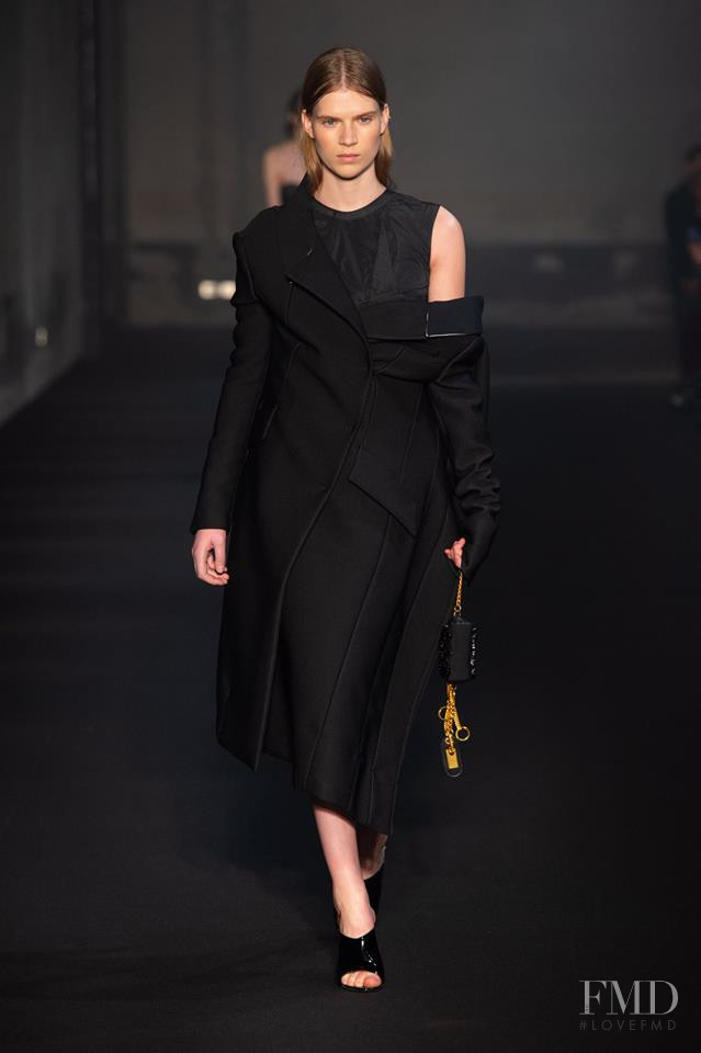Sara Eirud featured in  the N° 21 fashion show for Autumn/Winter 2019