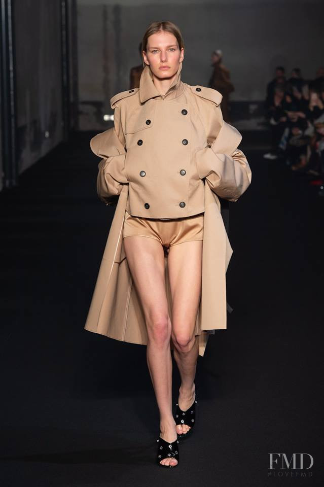 Marique Schimmel featured in  the N° 21 fashion show for Autumn/Winter 2019