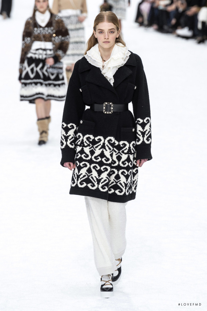 Eliza Kallmann featured in  the Chanel fashion show for Autumn/Winter 2019