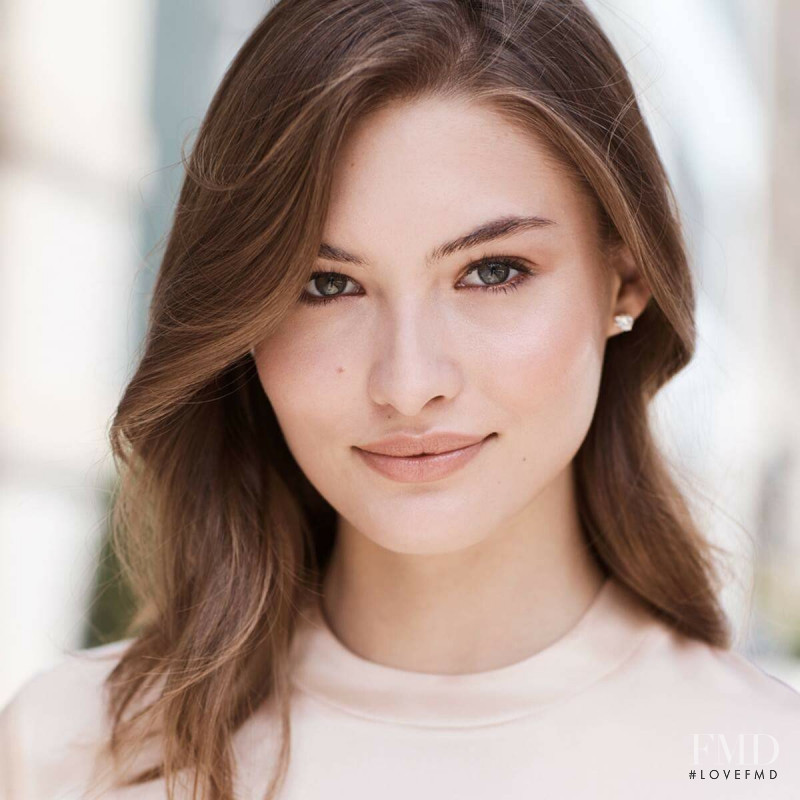 Grace Elizabeth featured in  the Estée Lauder advertisement for Spring/Summer 2019