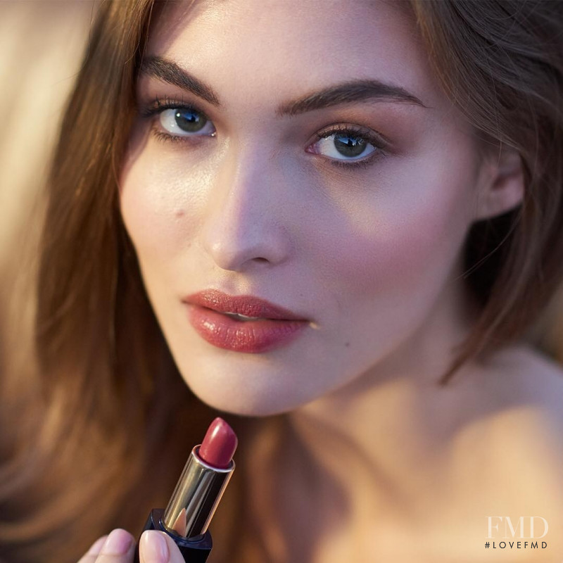 Grace Elizabeth featured in  the Estée Lauder Beautiful Belle Fragrance advertisement for Autumn/Winter 2018