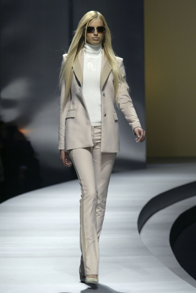 Karolina Kurkova featured in  the Versace fashion show for Autumn/Winter 2003