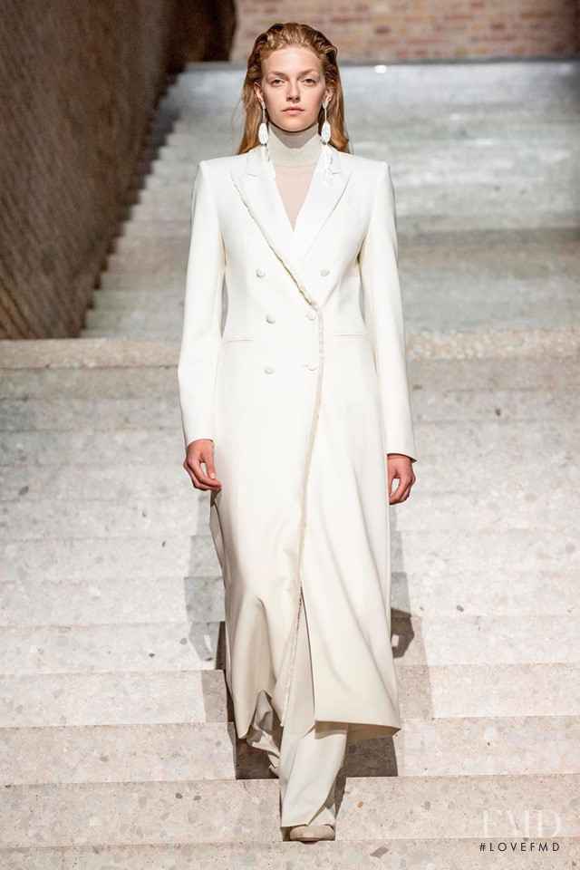 Eliza Kallmann featured in  the Max Mara fashion show for Resort 2020