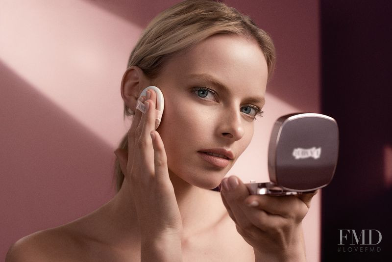 Elza Luijendijk Matiz featured in  the La Mer The Luminous Lifting Cushion Foundation SPF 20 fashion show for Spring/Summer 2019