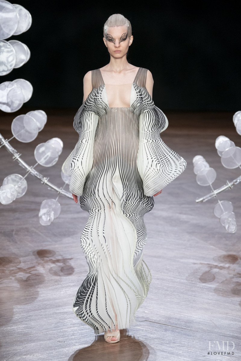 Nastya Zhuleva featured in  the Iris Van Herpen fashion show for Autumn/Winter 2019