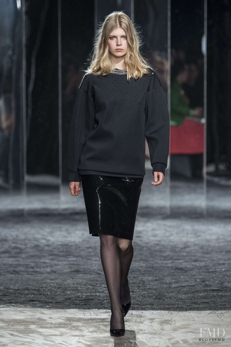 Ola Rudnicka featured in  the Azzaro Azzaro Fall / Winter 2017 Haute Couture fashion show for Autumn/Winter 2017