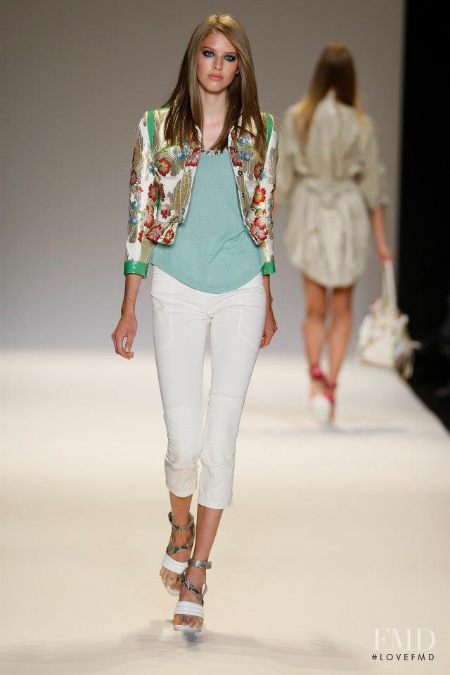 Taryn Davidson featured in  the Matthew Williamson fashion show for Spring/Summer 2009