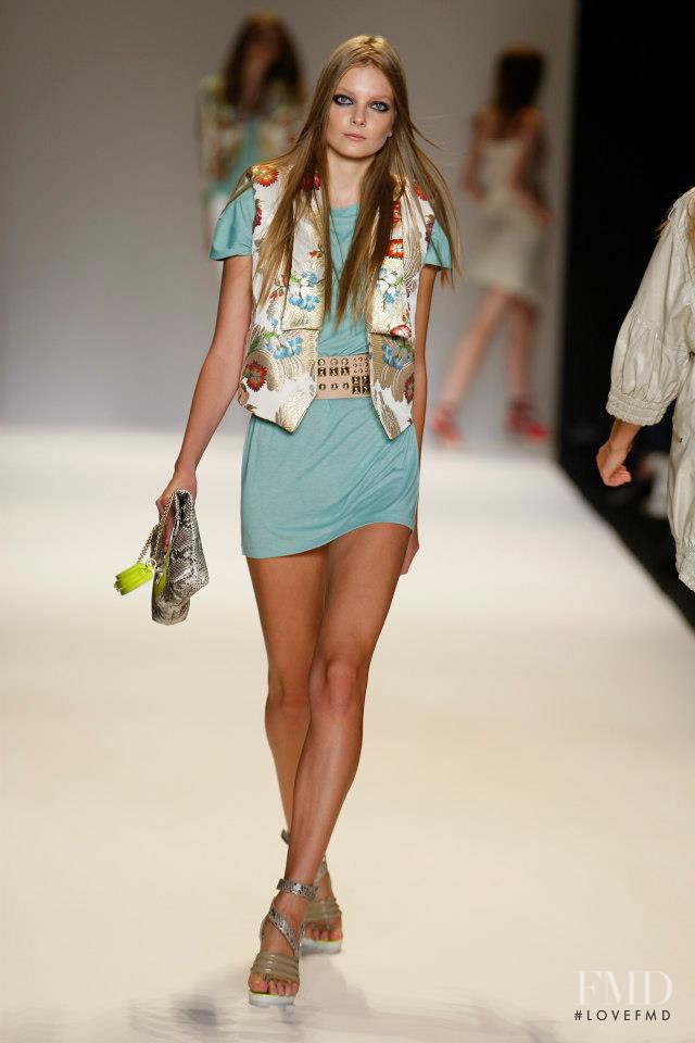 Eniko Mihalik featured in  the Matthew Williamson fashion show for Spring/Summer 2009