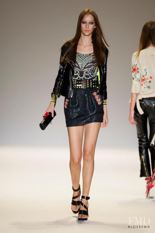 Alana Zimmer featured in  the Matthew Williamson fashion show for Spring/Summer 2009