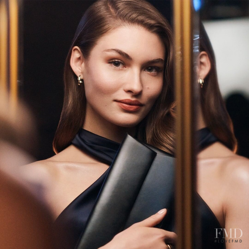 Grace Elizabeth featured in  the Estée Lauder advertisement for Autumn/Winter 2019