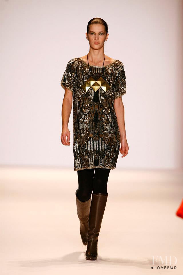 Diana Dondoe featured in  the Matthew Williamson fashion show for Autumn/Winter 2007
