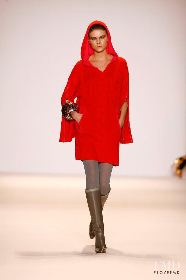 Maryna Linchuk featured in  the Matthew Williamson fashion show for Autumn/Winter 2007