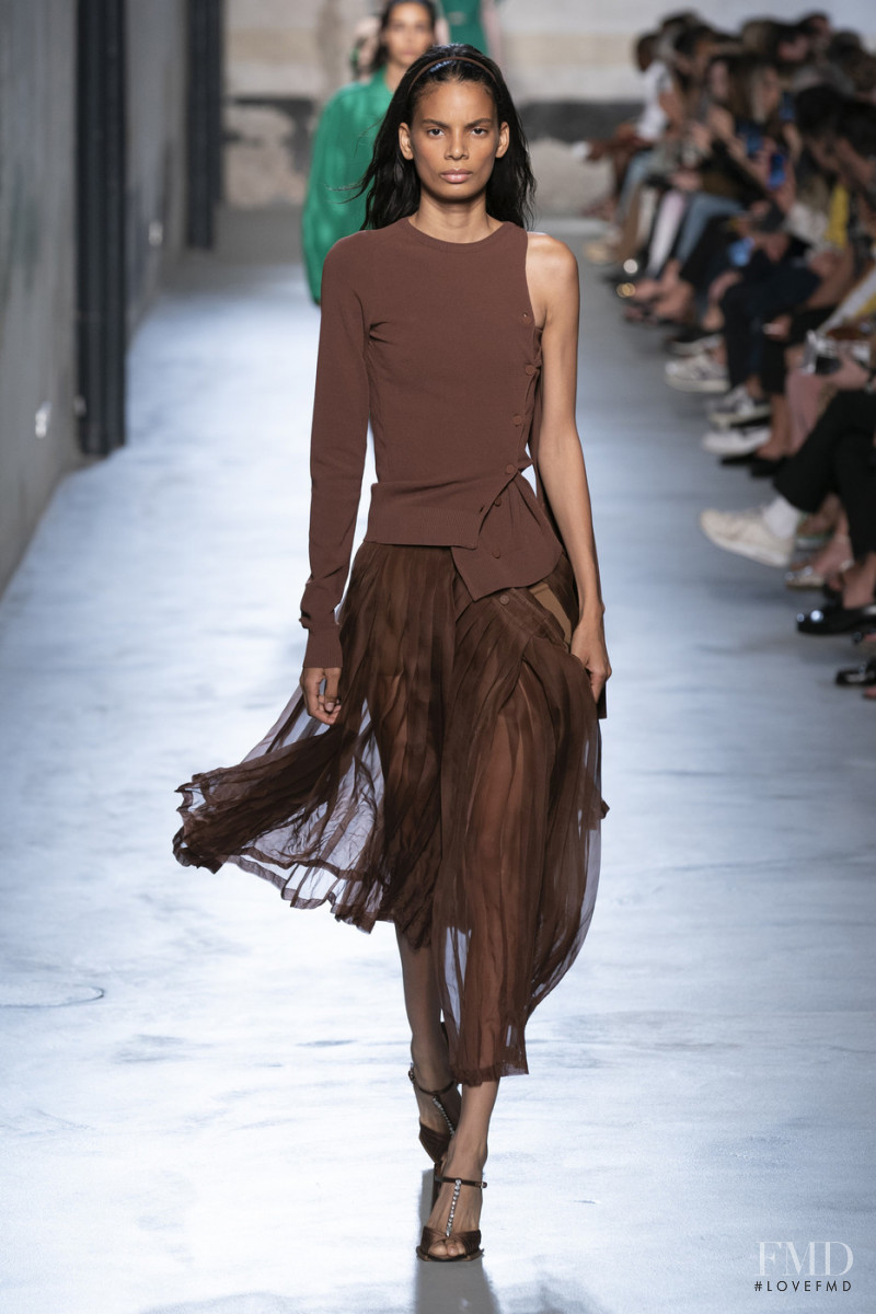 Annibelis Baez featured in  the N° 21 fashion show for Spring/Summer 2020