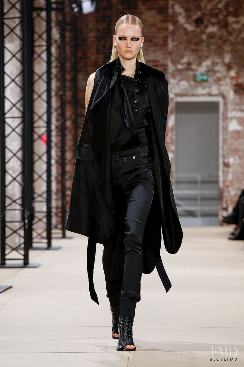 Isa Peerdeman featured in  the Ann Demeulemeester fashion show for Spring/Summer 2020