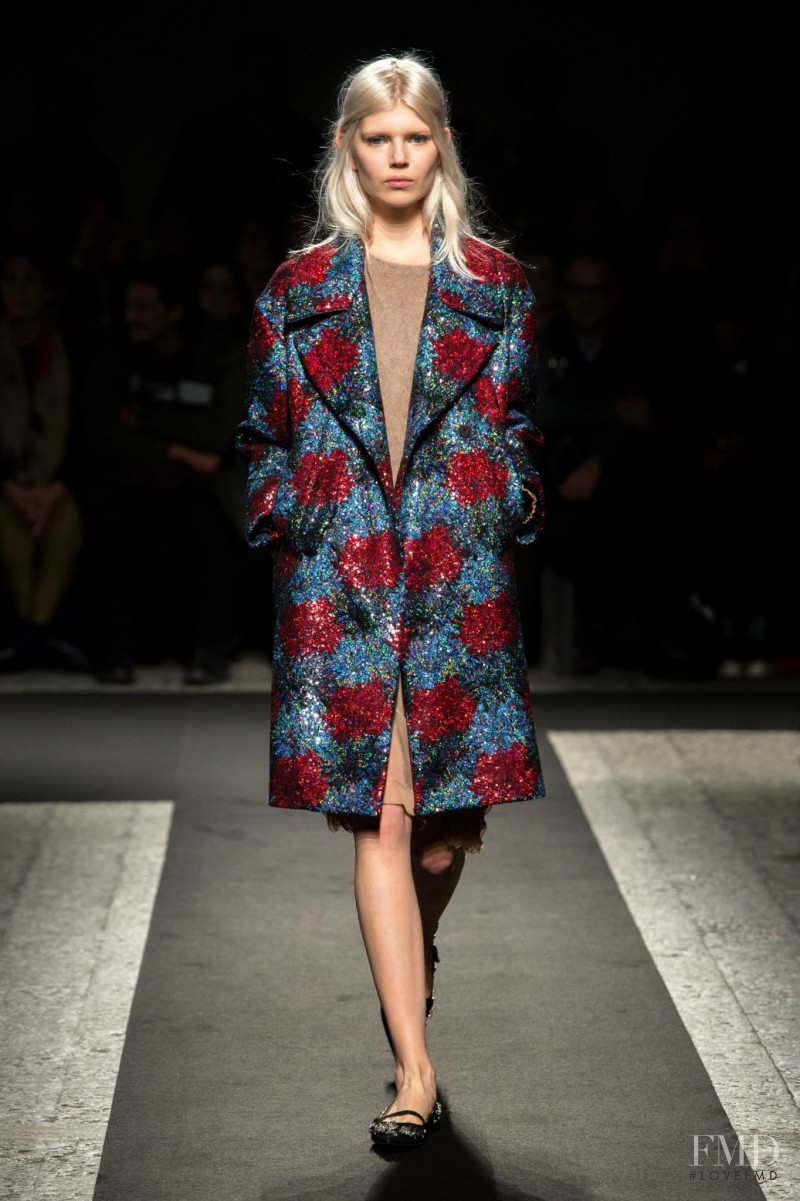 Ola Rudnicka featured in  the N° 21 fashion show for Autumn/Winter 2014
