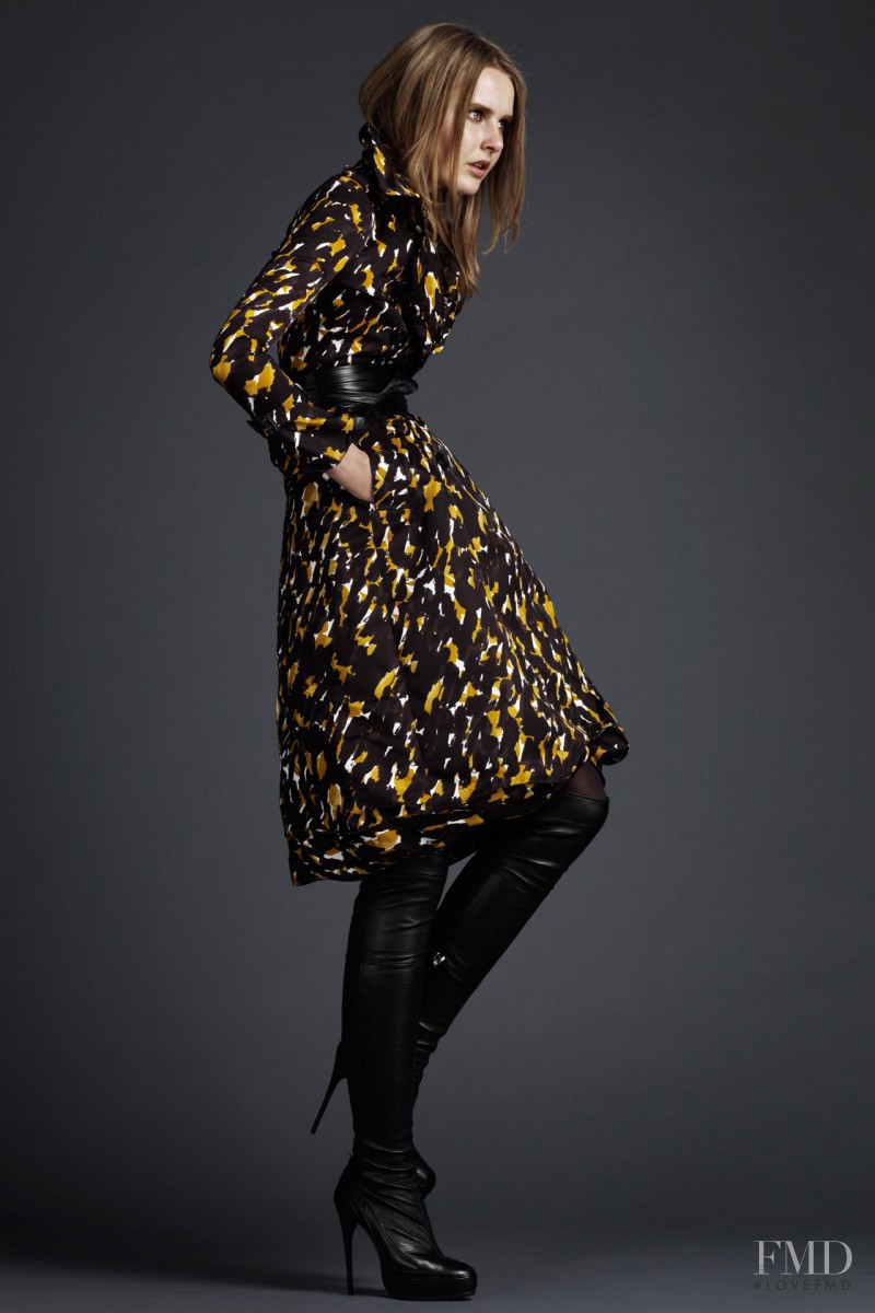 Lisanne de Jong featured in  the Burberry Prorsum fashion show for Pre-Fall 2011